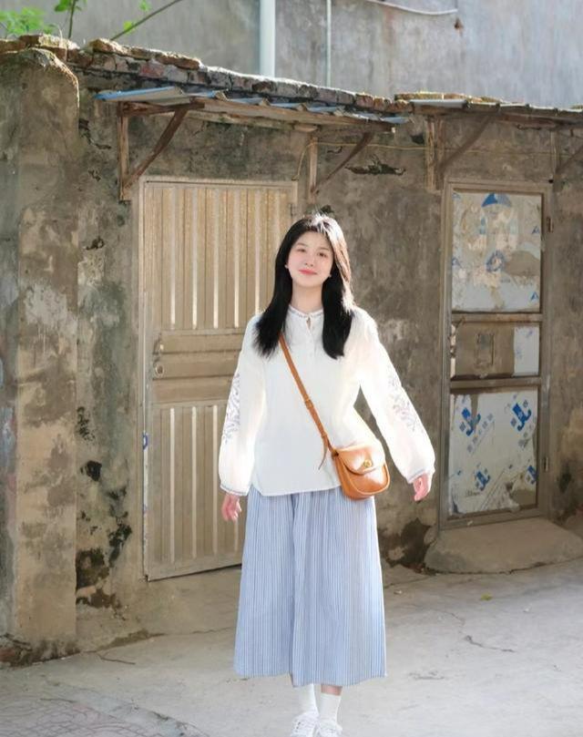 对比打造舒适大方的日常造型凯发一触即发运用材质与色彩(图9)
